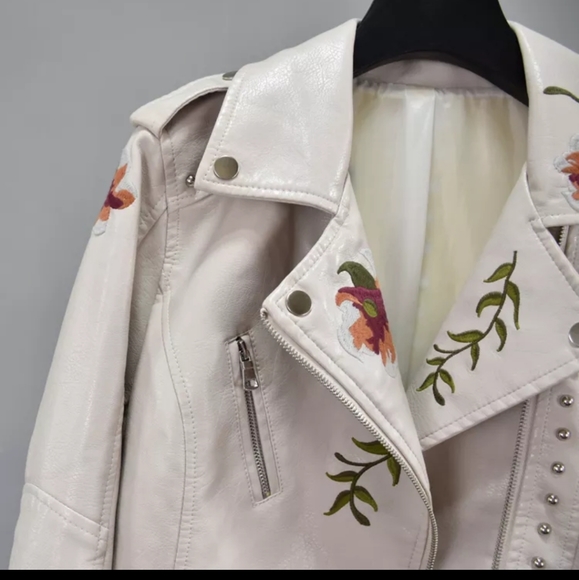 🦋NWT Embroidered White Jacket Vegan Leather. - Picture 9 of 15